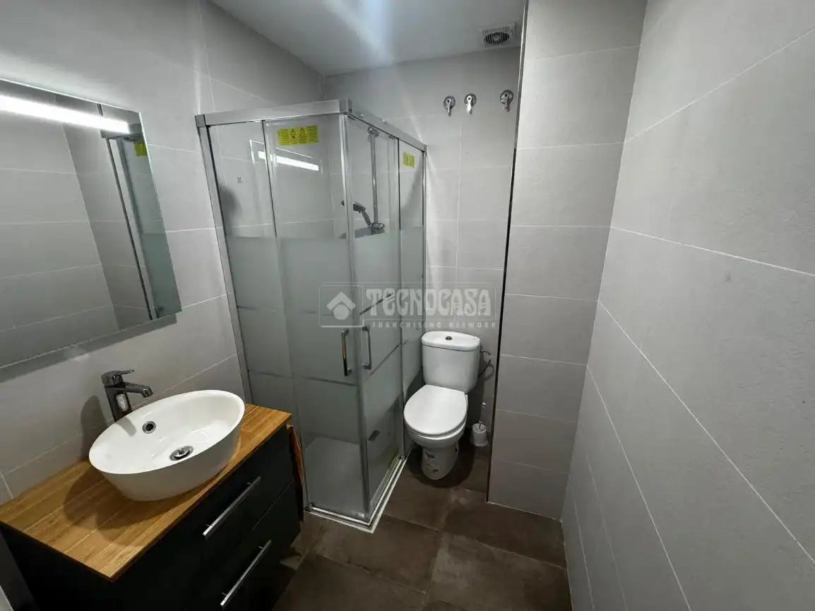 Badezimmer von Wohnung zum Verkauf in Cádiz mit Privatgarten und Terrasse