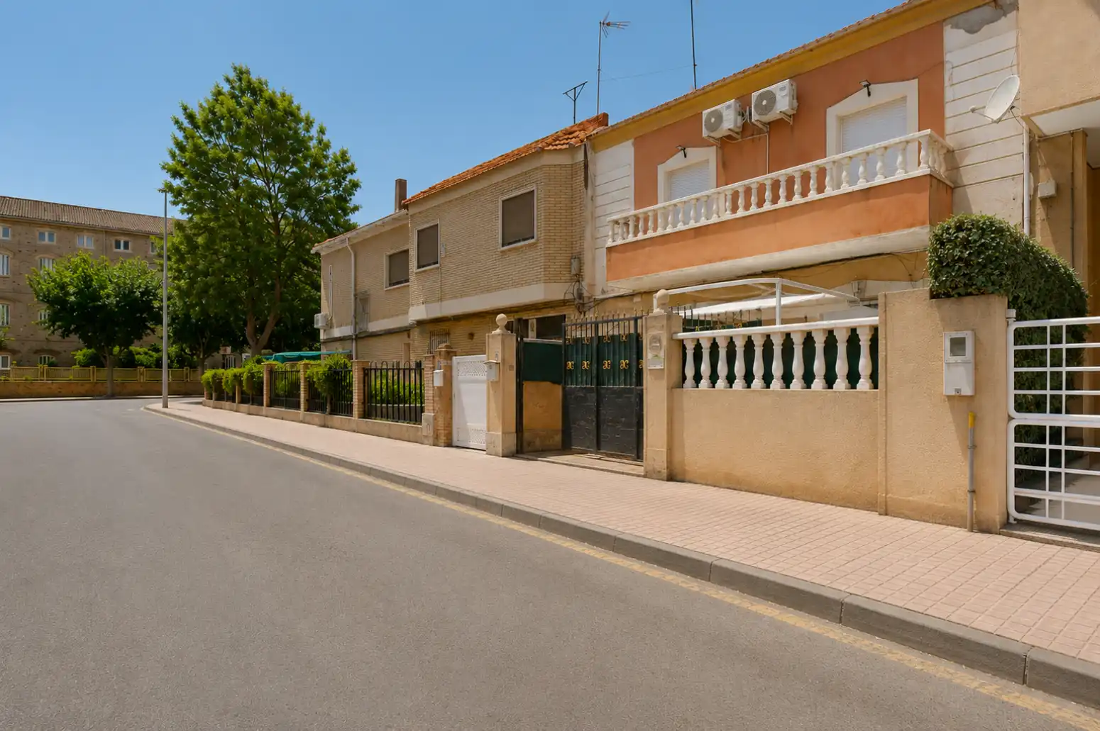 Vista exterior de Casa adosada en venda en Cartagena amb Aire condicionat i Jardí privat