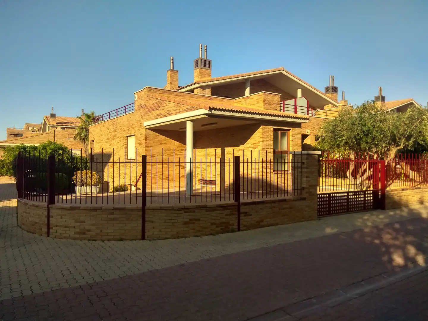 Exterior view of Houses for sale in Zaragoza  with Air Conditioner, Private garden and Parquet flooring