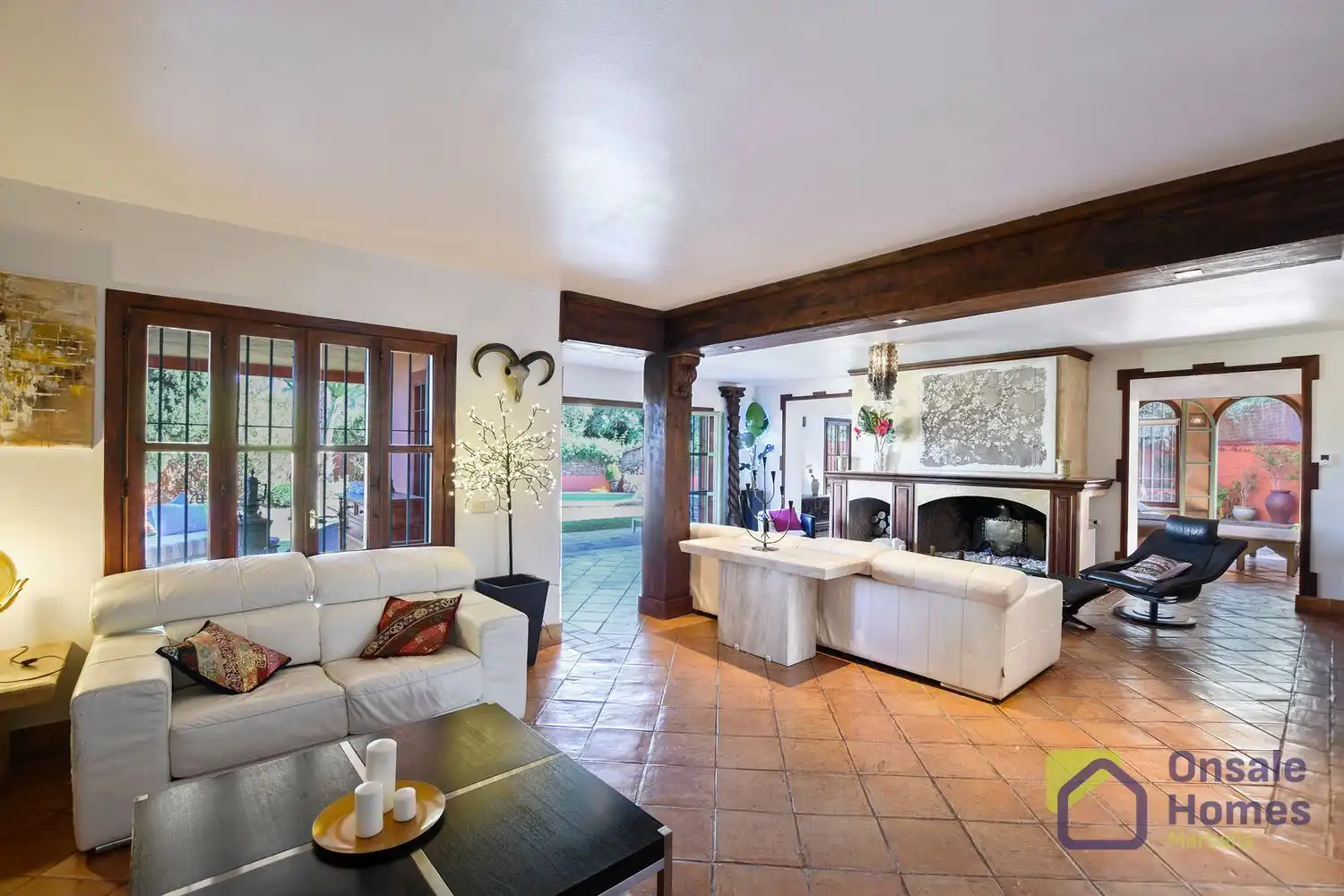Sala d'estar de Casa o xalet en venda en Marbella amb Aire condicionat, Jardí privat i Terrassa