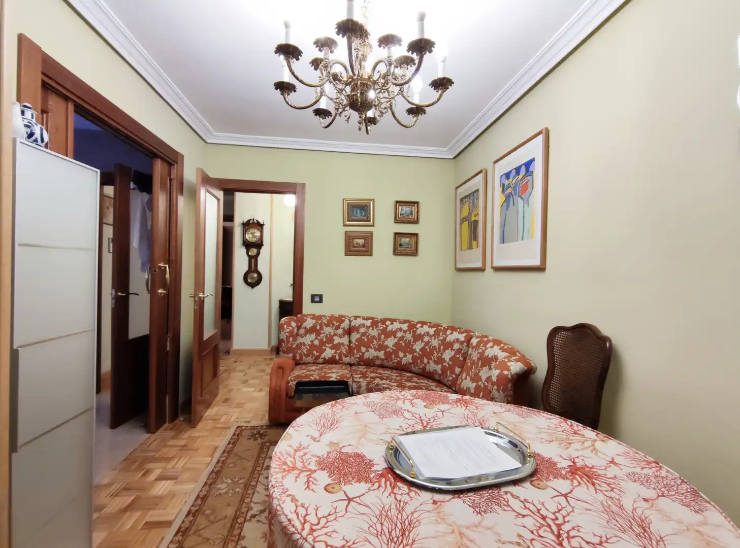 Sala d'estar de Pis en venda en Oviedo  amb Calefacció, Parquet i Traster