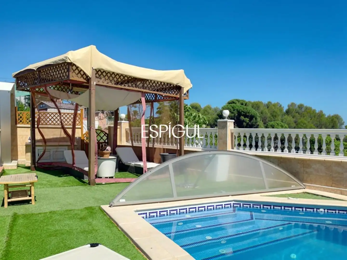 Swimming pool of Houses for sale in Rubí  with Air Conditioner, Heating and Terrace
