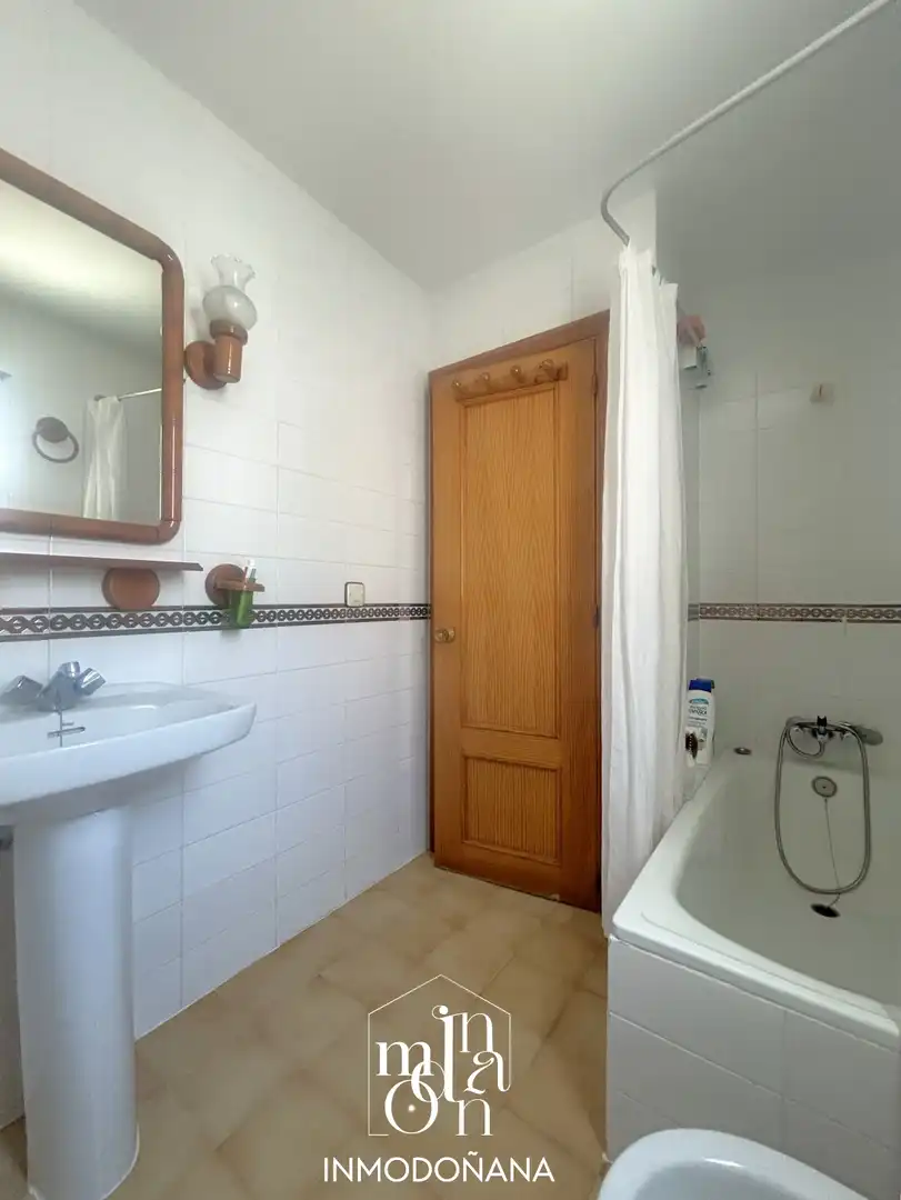 Baño de Casa adosada en venta en Almonte con Terraza, Piscina y Amueblado