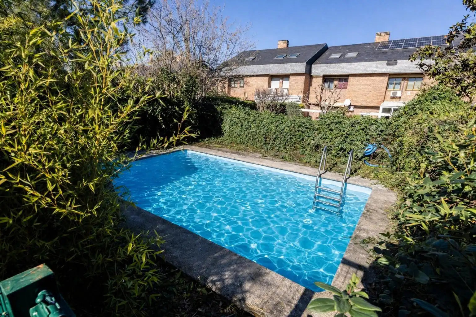 Piscina de Casa adosada en venda en Las Rozas de Madrid amb Calefacció, Jardí privat i Parquet