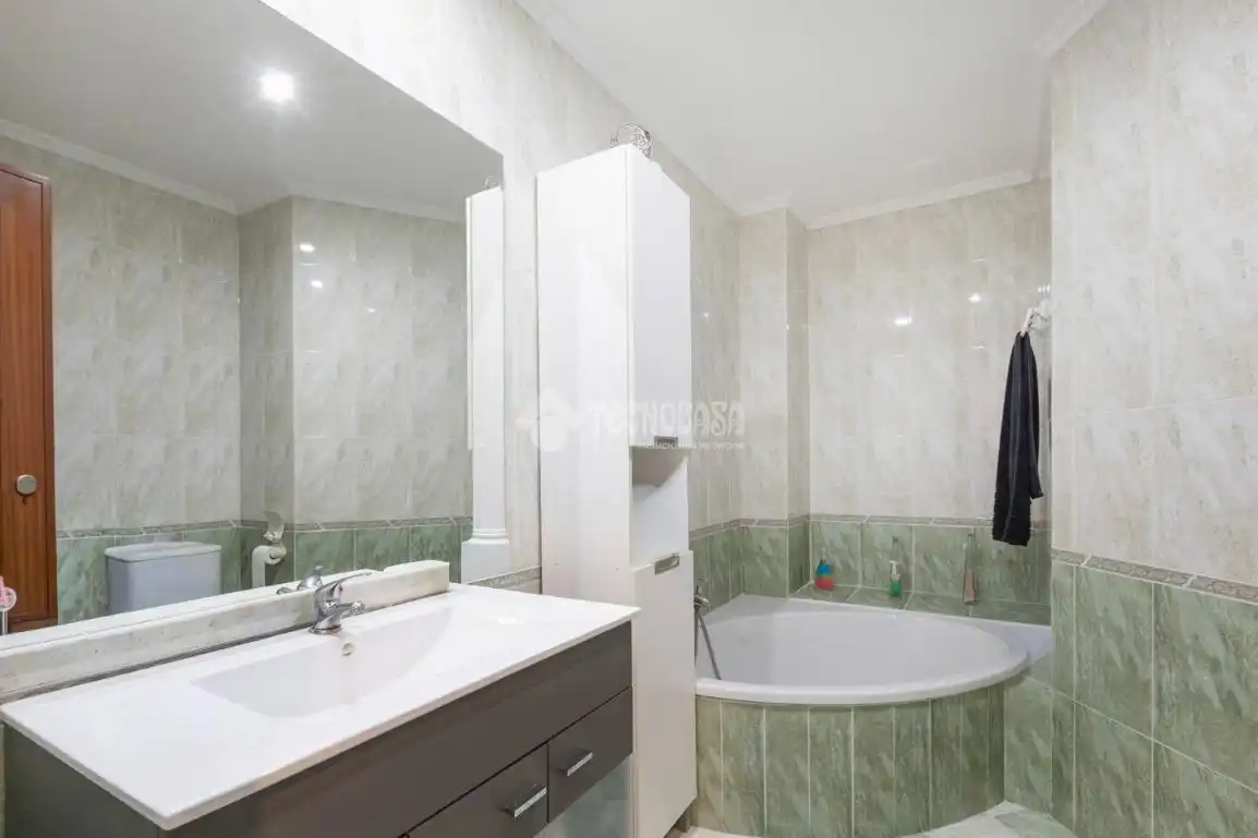 Bathroom of Houses for sale in Valencia  with Air Conditioner, Terrace and Balcony