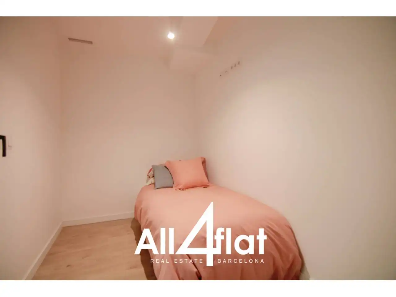 Bedroom of Flat for rent in Barcelona  with Air Conditioner, Heating and Parquet flooring