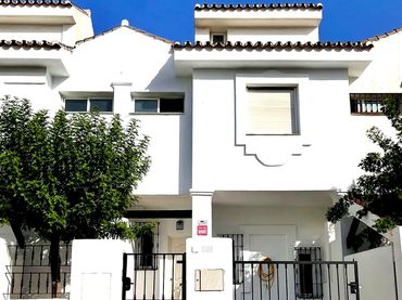 Maison jumelée avec balcon à vendre à Nueva Andalucía