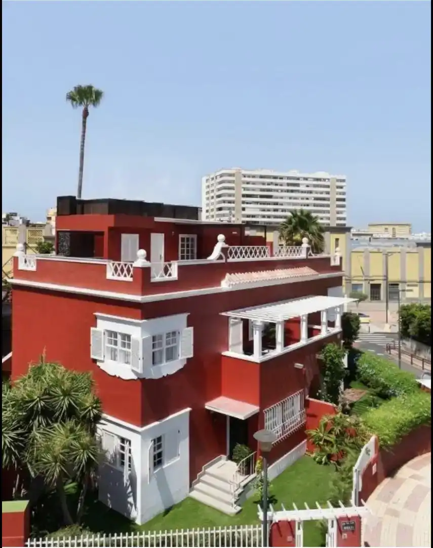 Vista exterior de Casa o xalet de lloguer en Las Palmas de Gran Canaria amb Balcó