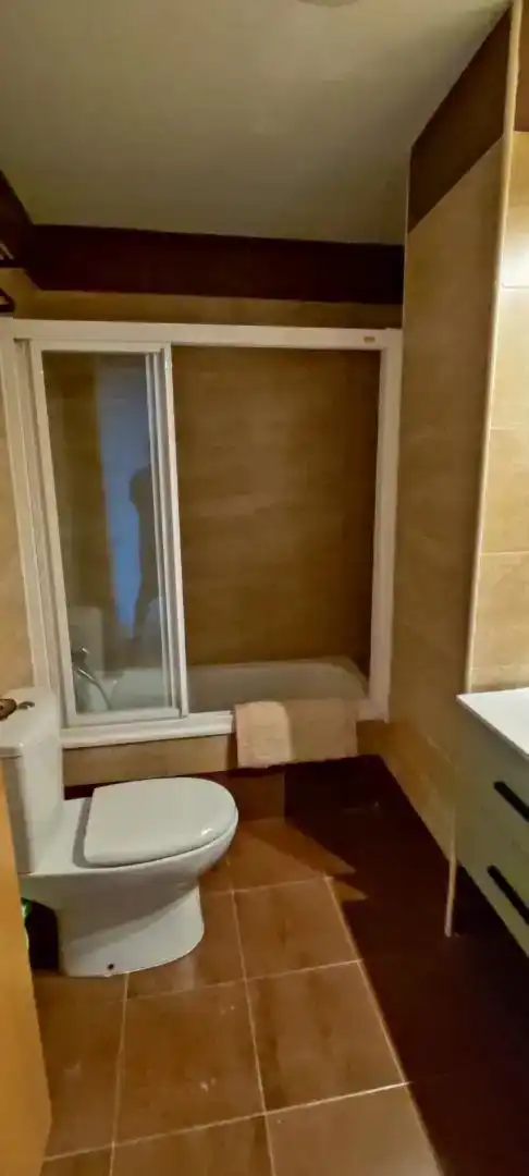 Badezimmer von Wohnung zur Miete in Monachil mit Klimaanlage, Möbliert und Ofen