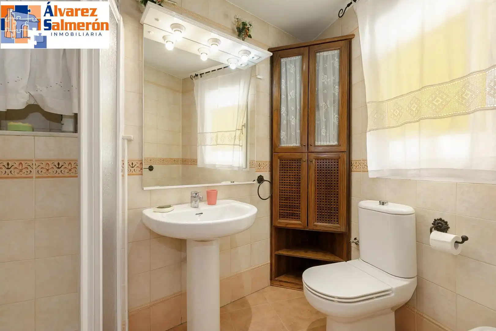 Baño de Casa adosada en venta en Granada con Aire acondicionado, Calefacción y Terraza