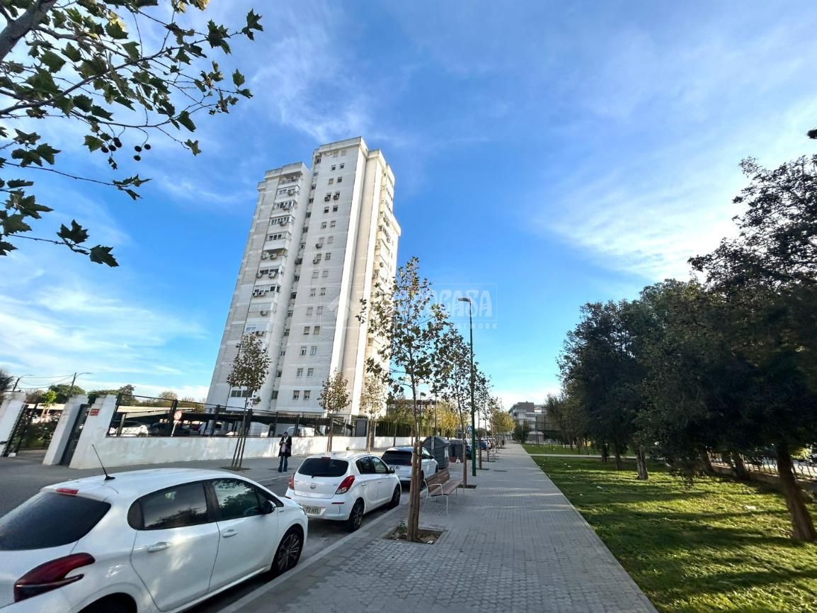 Exterior view of Flat for sale in  Sevilla Capital  with Air Conditioner