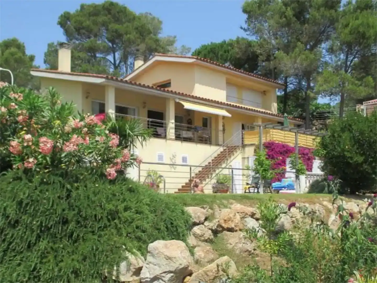 Außenansicht von Country house zur Miete in L'Estartit mit Klimaanlage, Schwimmbad und Balkon