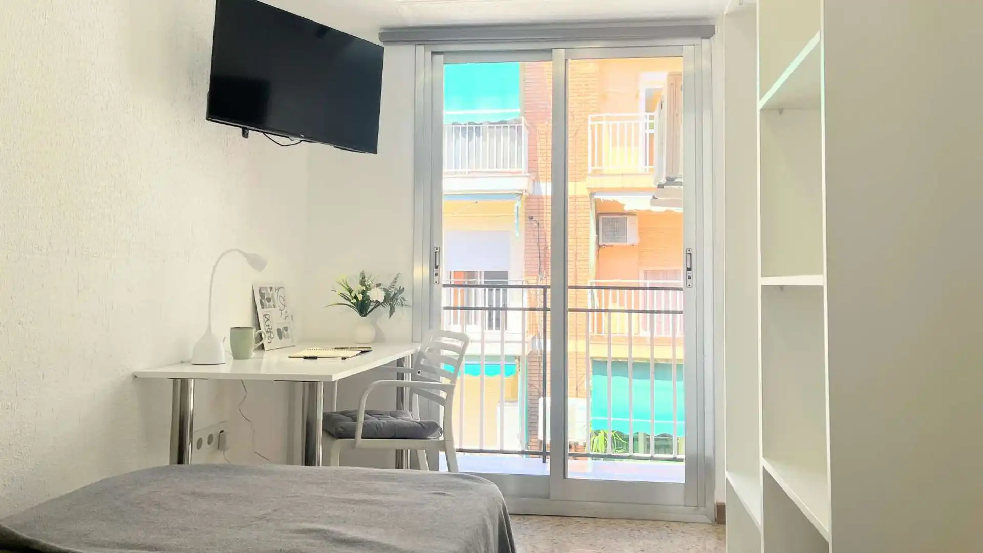 Bedroom of Flat for share in Burjassot  with Air Conditioner, Terrace and Furnished