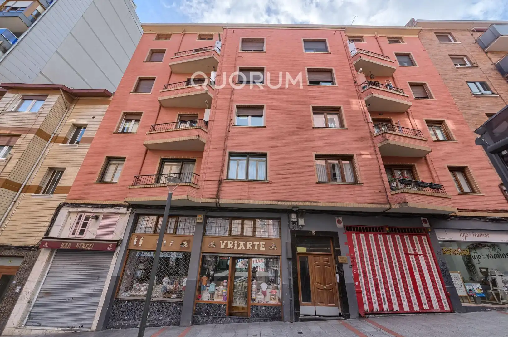 Vista exterior de Pis en venda en Basauri  amb Calefacció, Parquet i Moblat