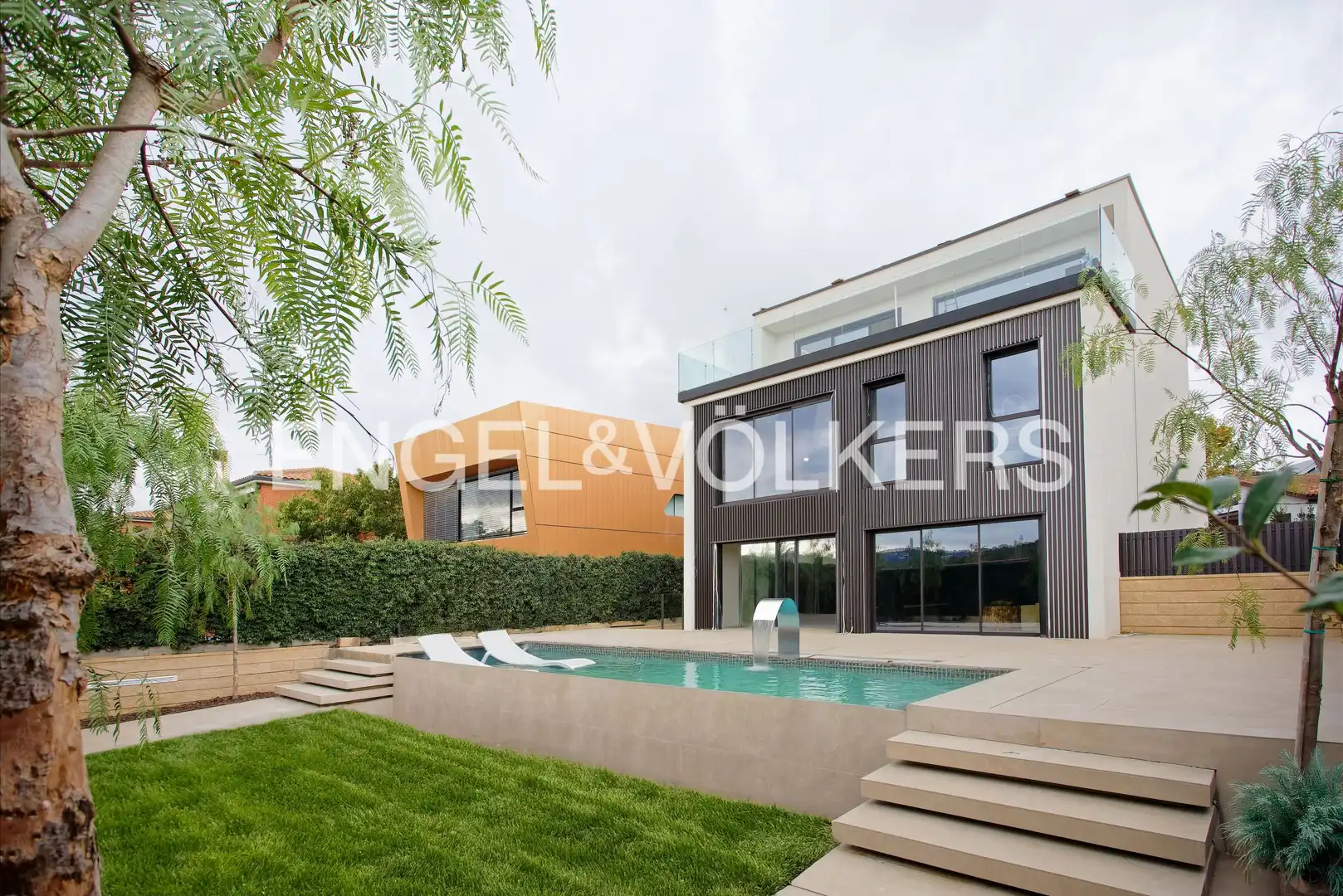 Vista exterior de Casa o xalet en venda en Sant Cugat del Vallès amb Aire condicionat, Calefacció i Jardí privat
