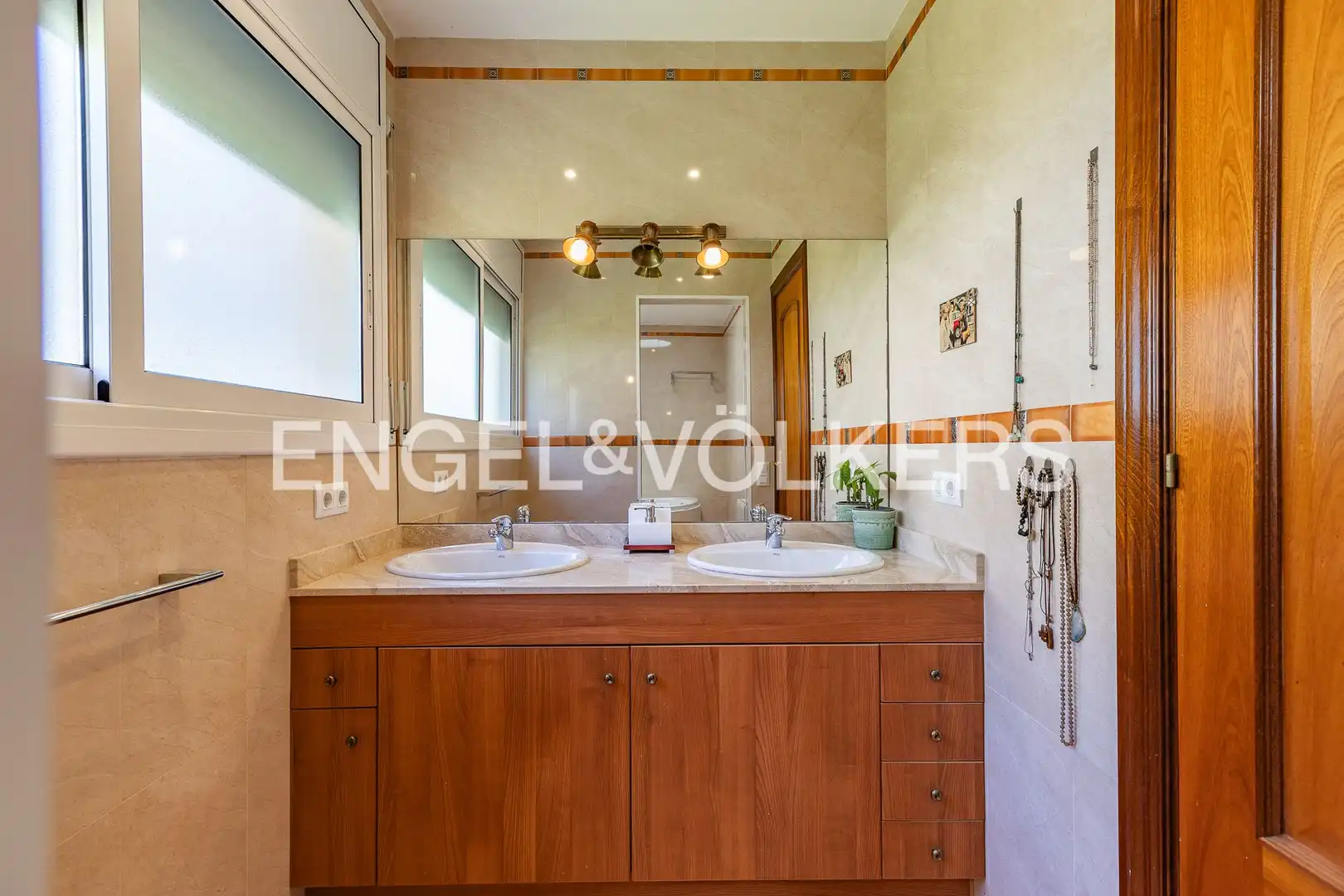 Bany de Casa o xalet en venda en Sant Fost de Campsentelles amb Calefacció, Jardí privat i Parquet