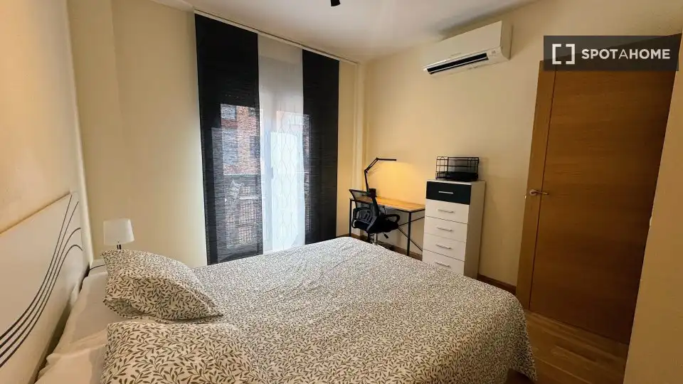 Dormitori de Pis de lloguer en Madrid amb Aire condicionat, Calefacció i Moblat