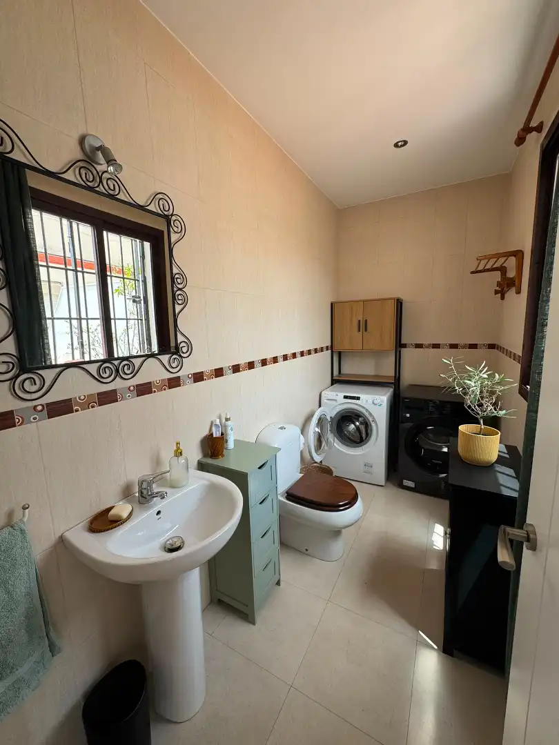 Badezimmer von Haus oder Chalet zur Miete in Sevilla mit Klimaanlage, Parkett und Terrasse