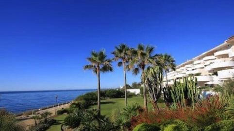 💎 Exclusividad en Primera Línea: Apartamento Reformado con Gran Terraza en Buenas Noches, Estepona