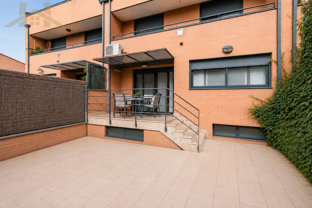 Terrasse von Einfamilien-Reihenhaus zum Verkauf in Valdemoro mit Klimaanlage, Privatgarten und Möbliert