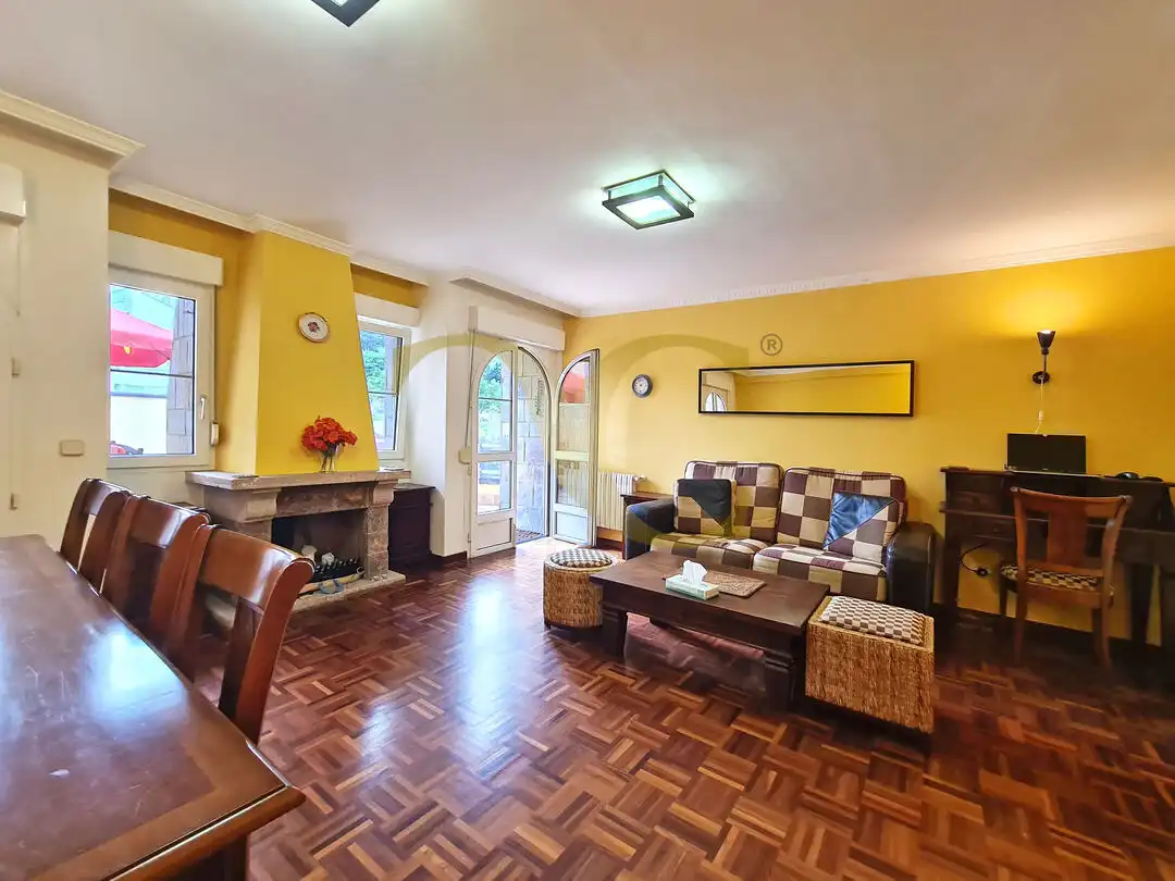 Sala de estar de Casa adosada en venta en Ribadesella con Calefacción, Trastero y Amueblado