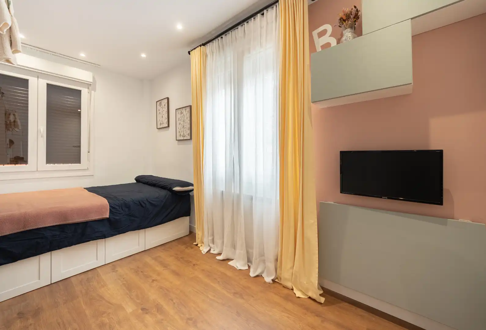 Bedroom of Flat for sale in Bilbao   with Heating, Parquet flooring and Furnished