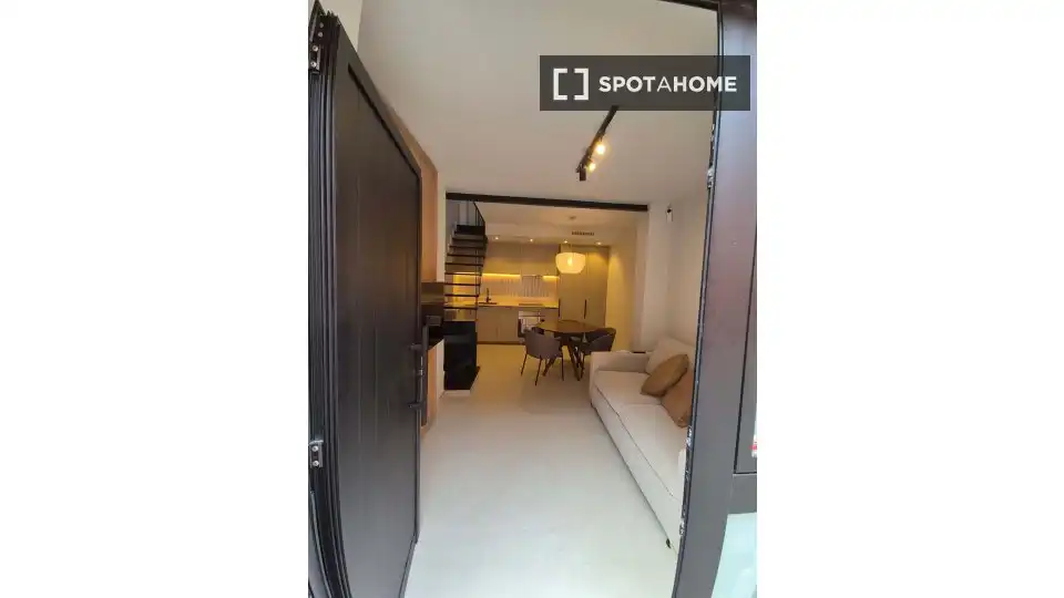 Flat with terrace to rent in Eixample