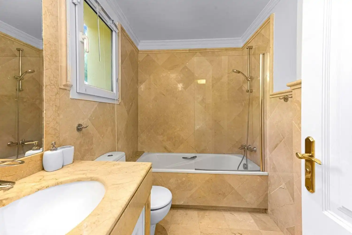 Badezimmer von Wohnungen zum Verkauf in Casares mit Klimaanlage, Heizung und Privatgarten