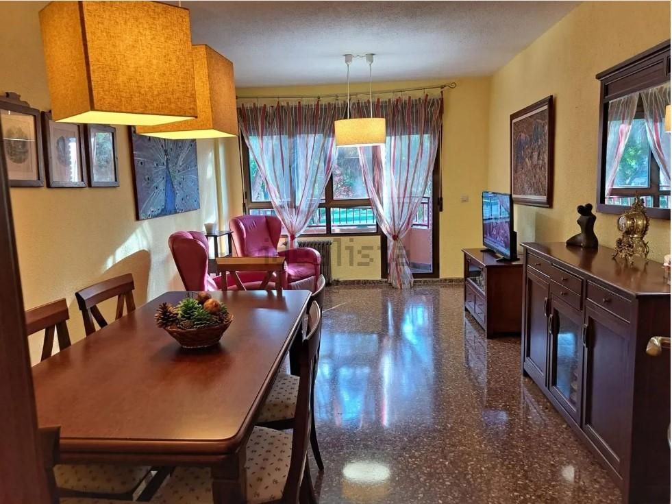 Sala d'estar de Pis en venda en  Albacete Capital amb Calefacció, Moblat i Balcó