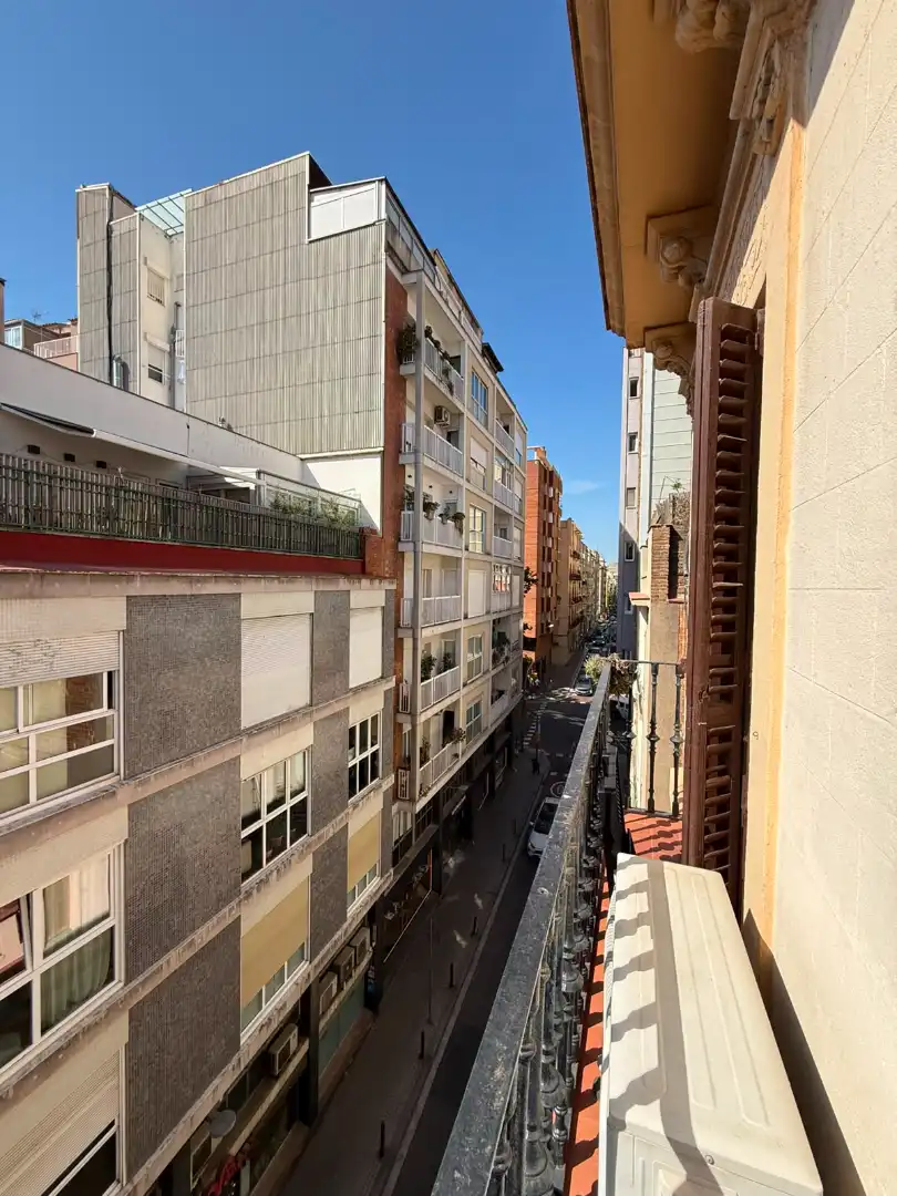 Vista exterior de Pis en venda en Barcelona amb Calefacció, Forn i Balcó