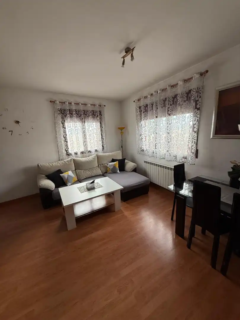 Sala de estar de Casa adosada en venta en Fernán Caballero con Aire acondicionado, Calefacción y Jardín privado