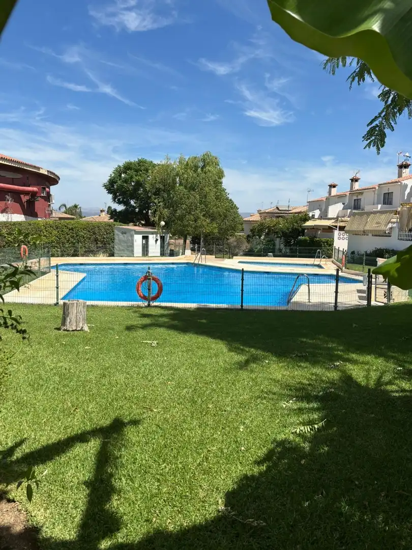 Piscina de Casa adosada en venda en Alhaurín de la Torre amb Aire condicionat, Moblat i Piscina comunitària