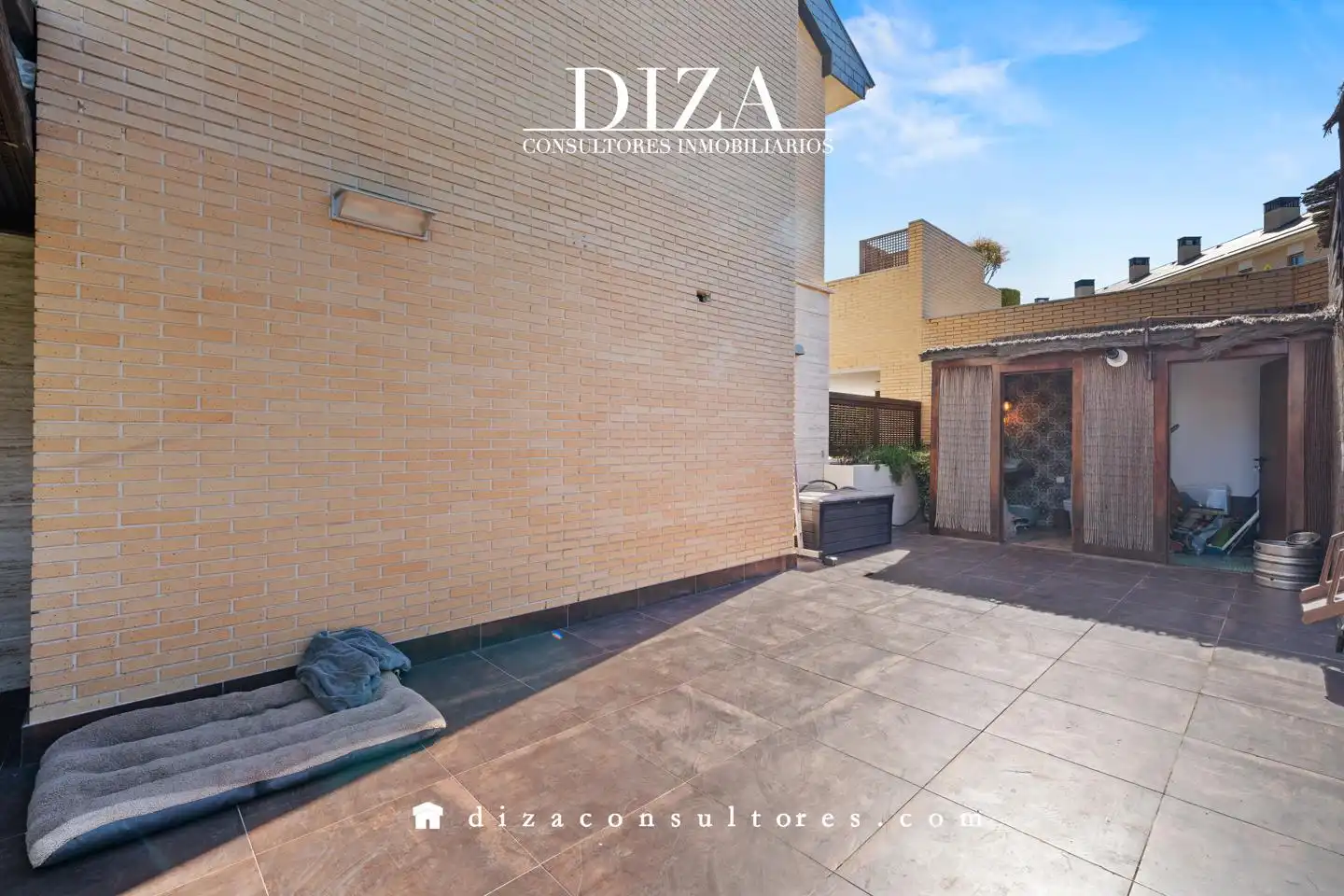 Vista exterior de Casa adosada en venda en Pozuelo de Alarcón amb Aire condicionat, Calefacció i Jardí privat