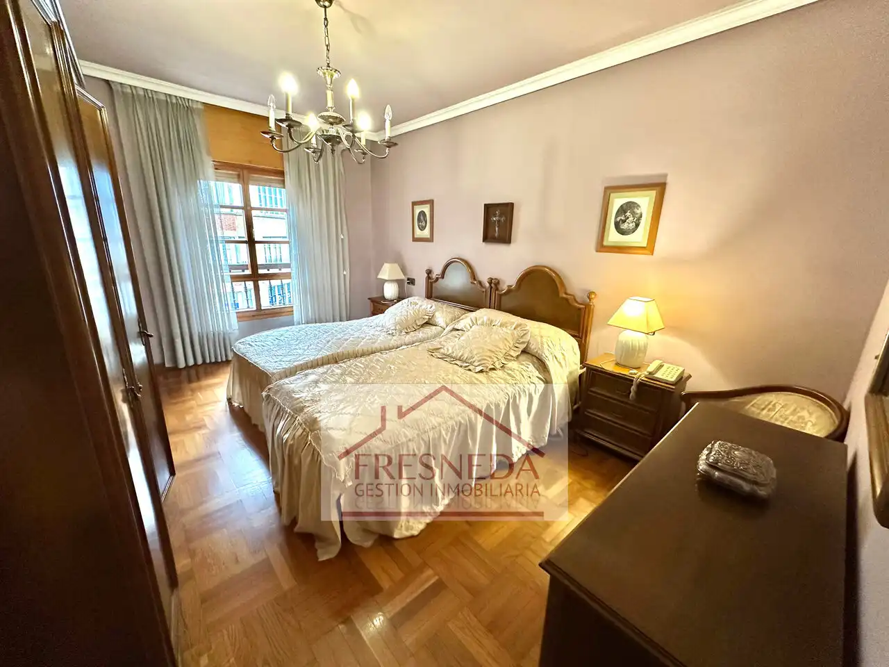Habitación de Piso en venta en Oviedo  con Calefacción, Terraza y Trastero