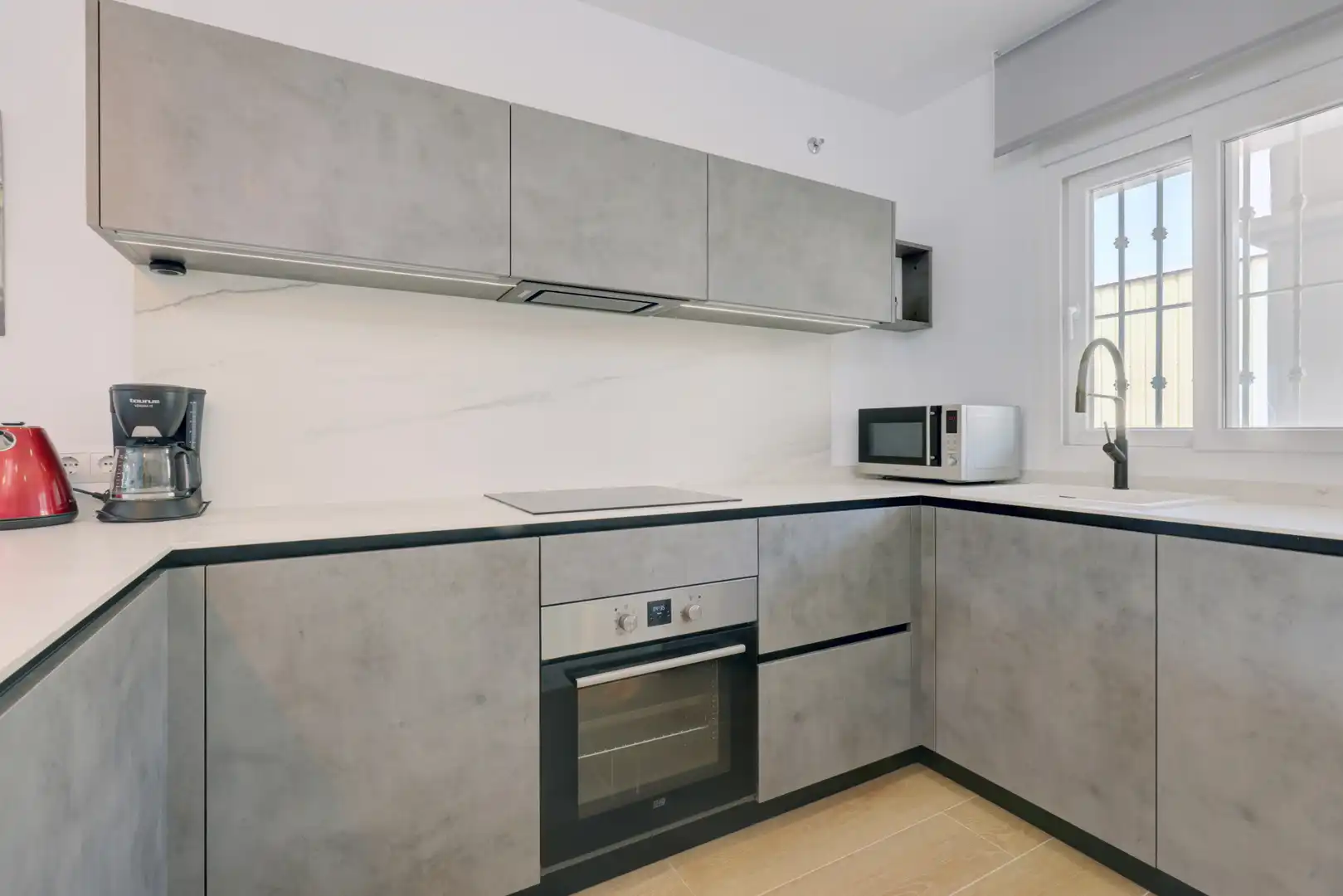 Cuina de Apartament en venda en Estepona amb Aire condicionat, Jardí privat i Terrassa