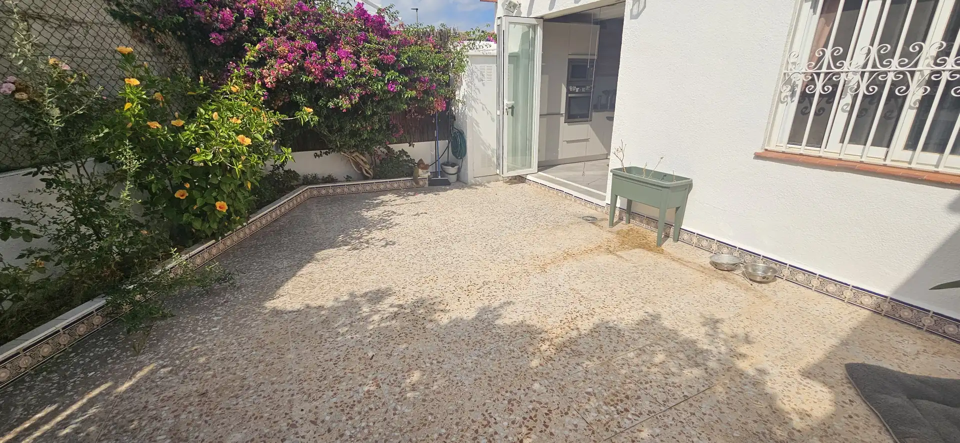 Terrasse von Einfamilien-Reihenhaus zum Verkauf in L'Alfàs del Pi mit Abstellraum, Schwimmbad und Möbliert