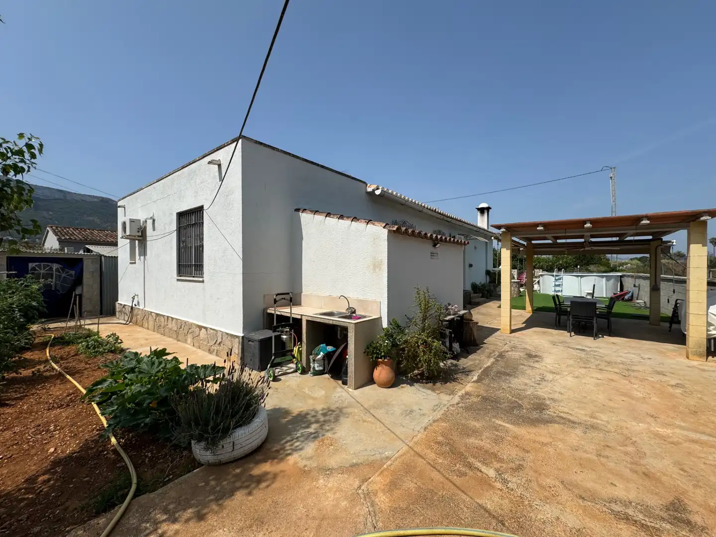 Vista exterior de Casa o xalet en venda en Dénia amb Jardí privat, Terrassa i Piscina