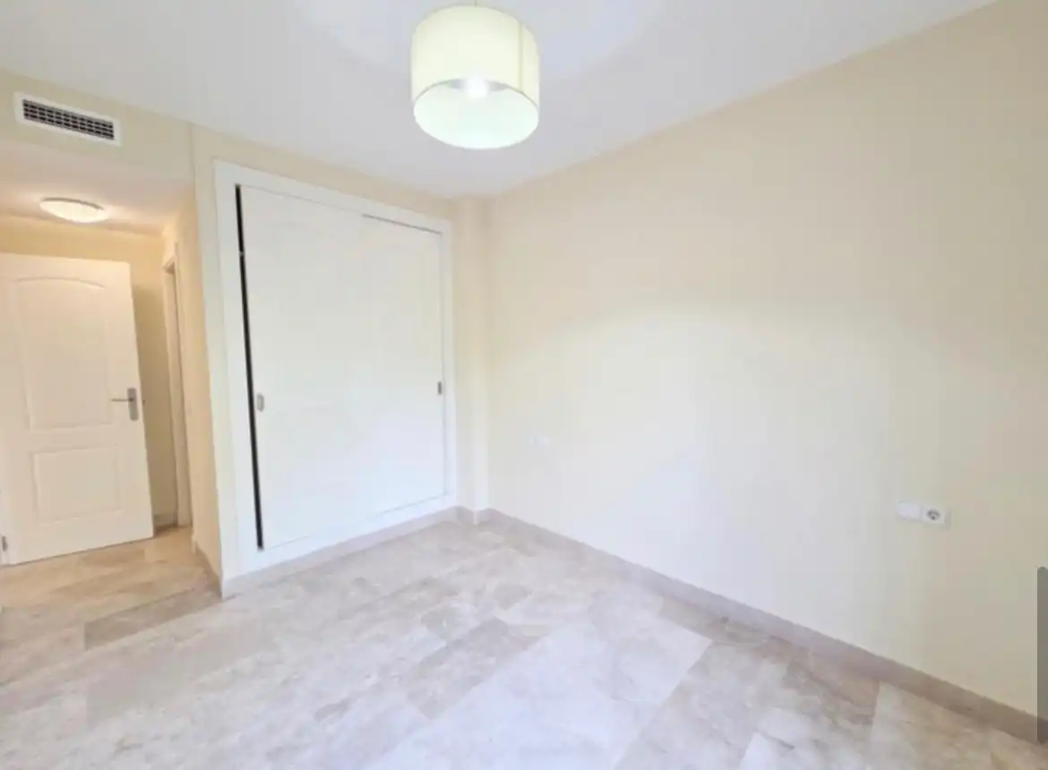 Wohnung zum Verkauf in Estepona mit Klimaanlage, Terrasse und Möbliert