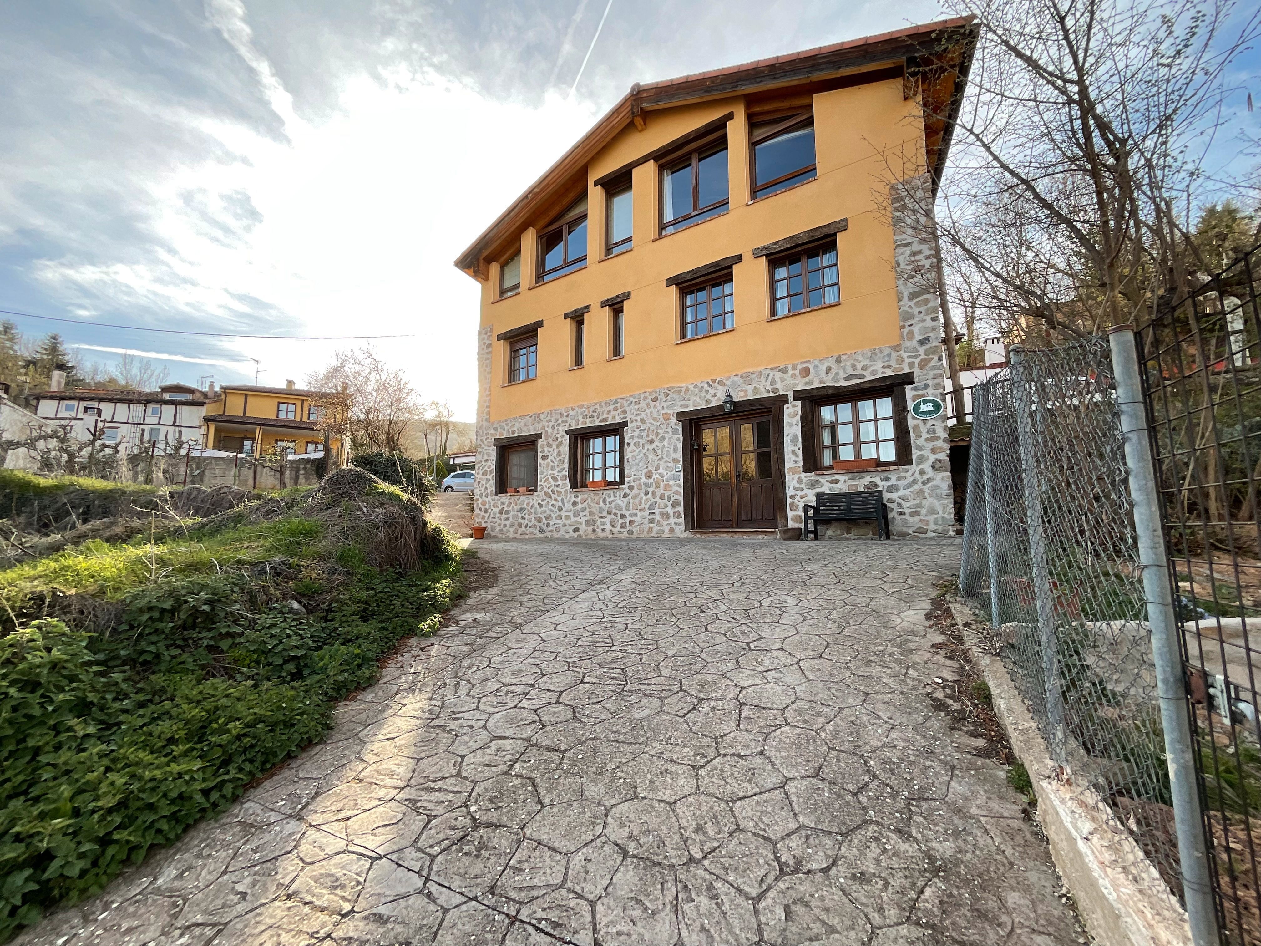 Vista exterior de Casa o xalet en venda en Santurde de Rioja amb Calefacció, Parquet i Traster