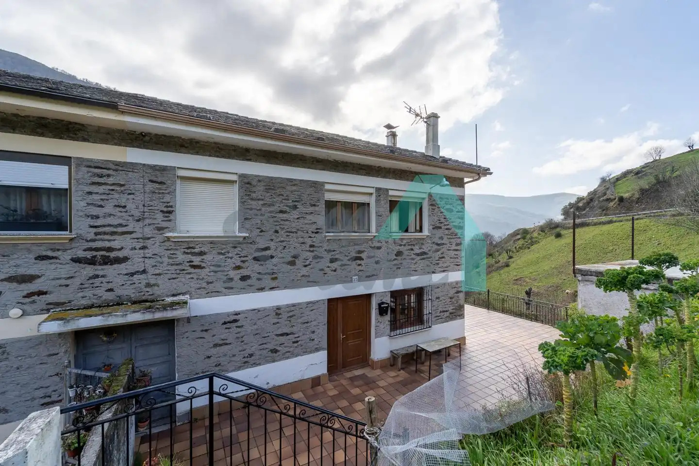Vista exterior de Casa adosada en venda en Cangas del Narcea amb Calefacció, Jardí privat i Terrassa