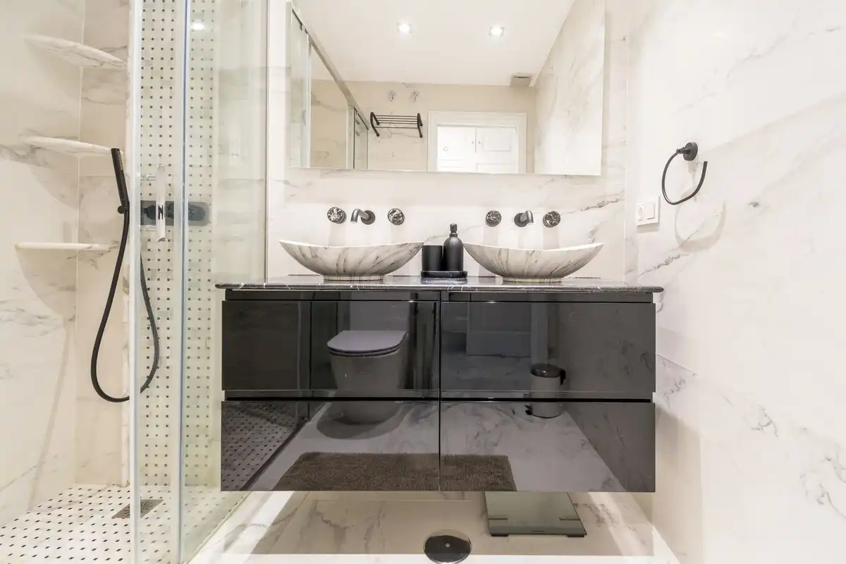 Bathroom of Ground floor for sale in Marbella  with Air Conditioner, Terrace and Storage room
