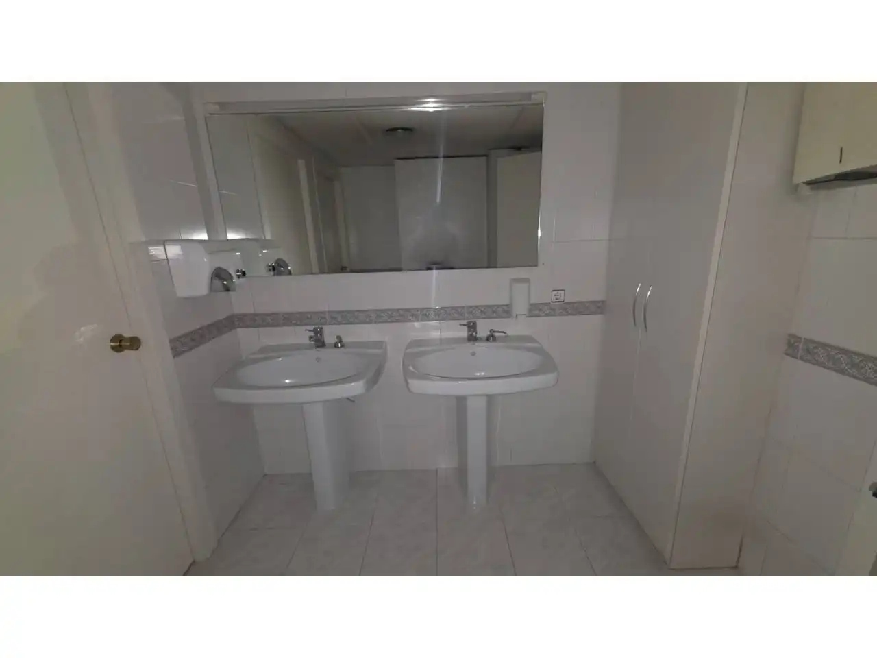 Baño de Oficina de alquiler en Terrassa con Aire acondicionado