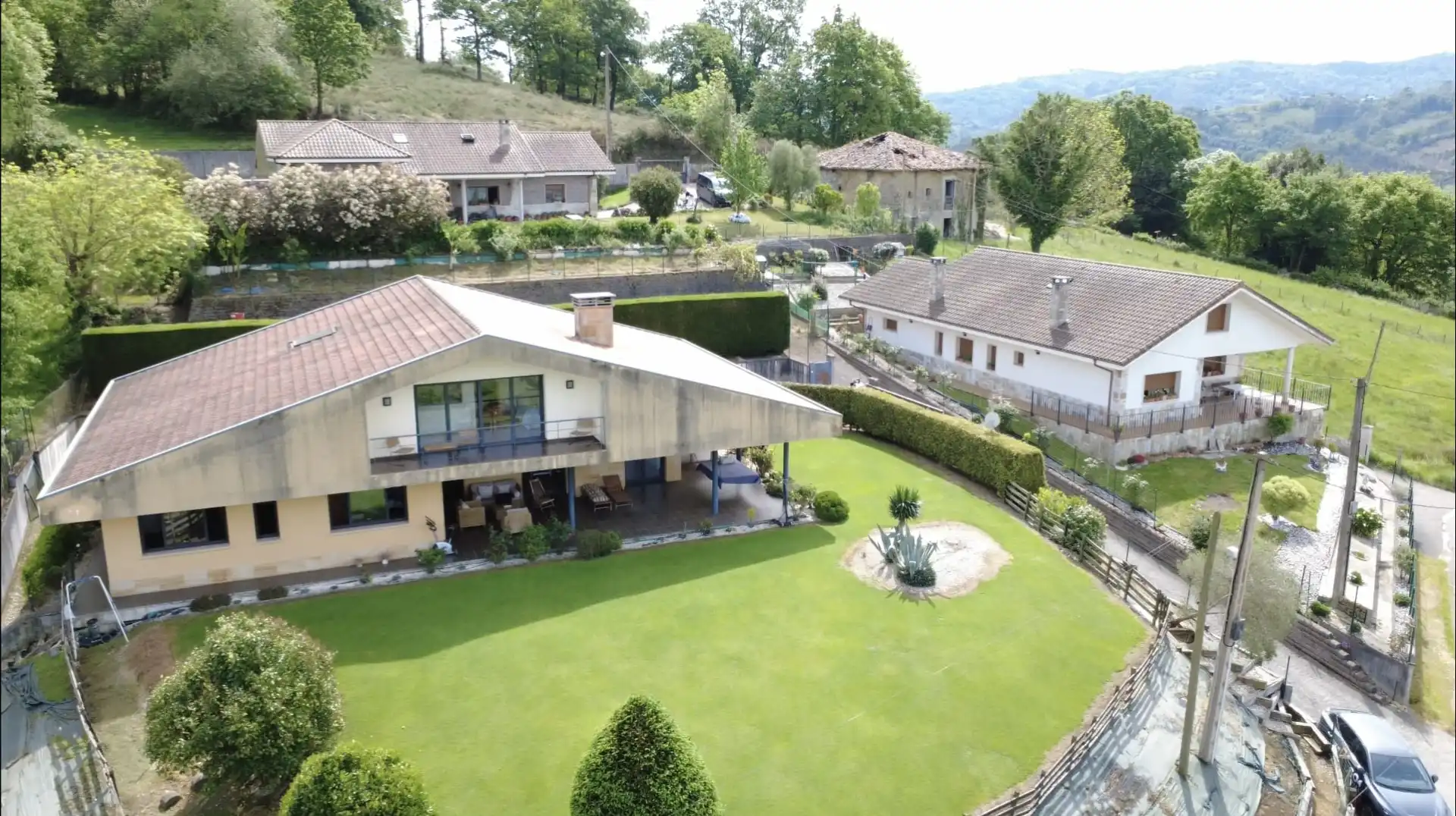 Vista exterior de Casa o xalet en venda en Siero amb Jardí privat, Terrassa i Traster