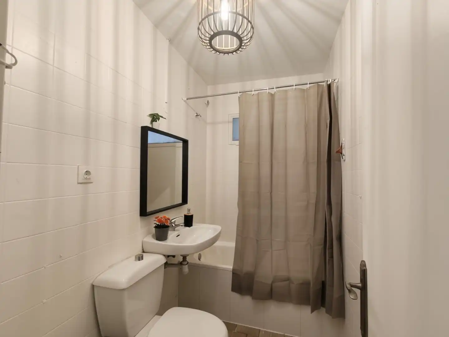 Bathroom of Flat for share in Guadalajara  with Heating, Parquet flooring and Furnished