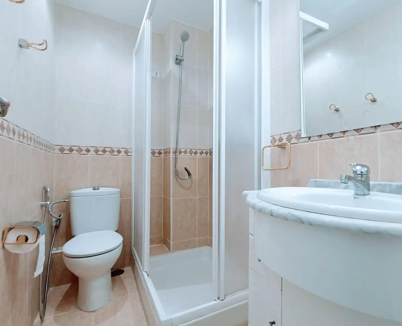 Baño de Piso de alquiler en Madrid con Terraza y Microondas