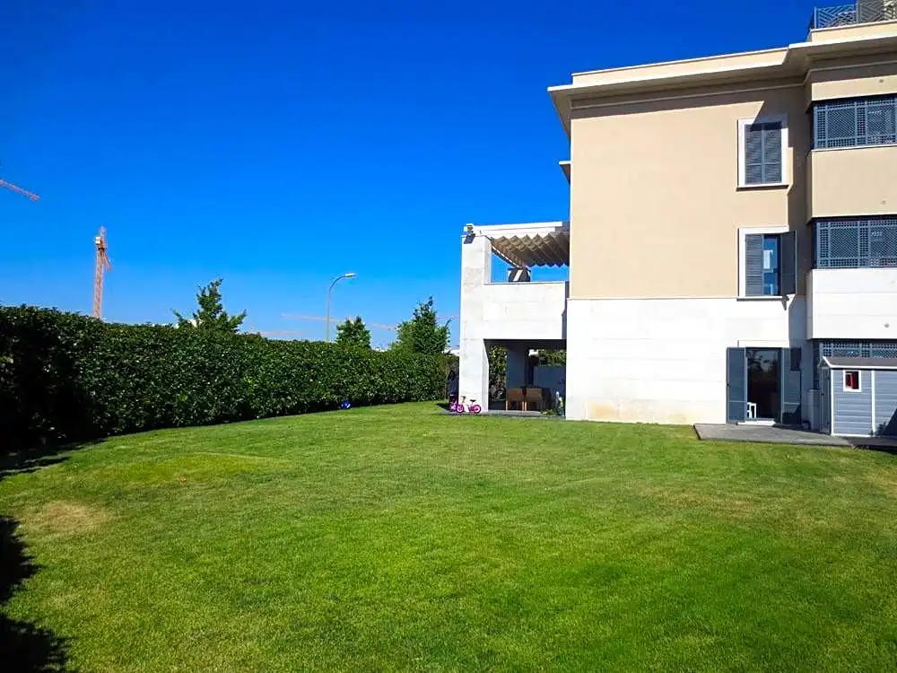 Planta baja de alquiler en Madrid con Aire acondicionado, Calefacción y Jardín privado