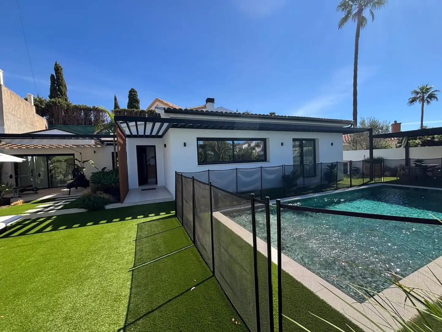 Vista exterior de Casa o xalet en venda en Benalmádena amb Aire condicionat, Jardí privat i Terrassa