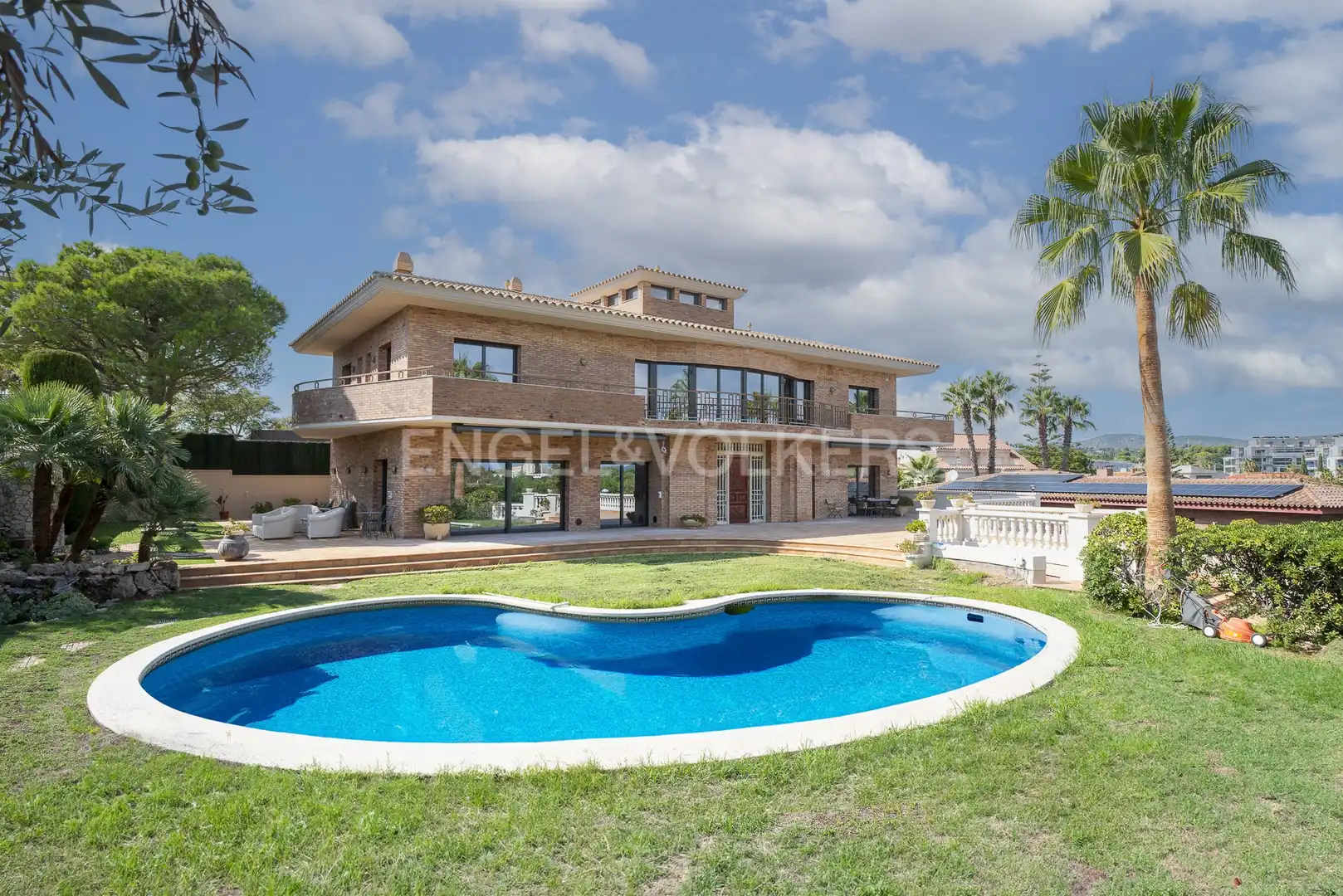 Vista exterior de Casa o xalet en venda en Vilanova i la Geltrú amb Aire condicionat, Calefacció i Jardí privat