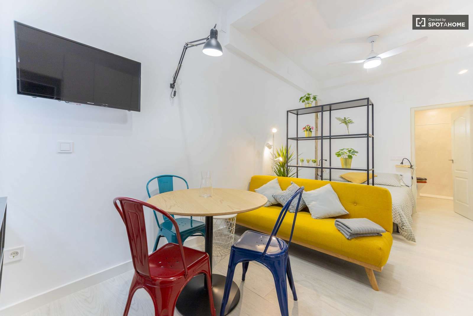 Living room of Study to share in  Valencia Capital  with Air Conditioner and Terrace