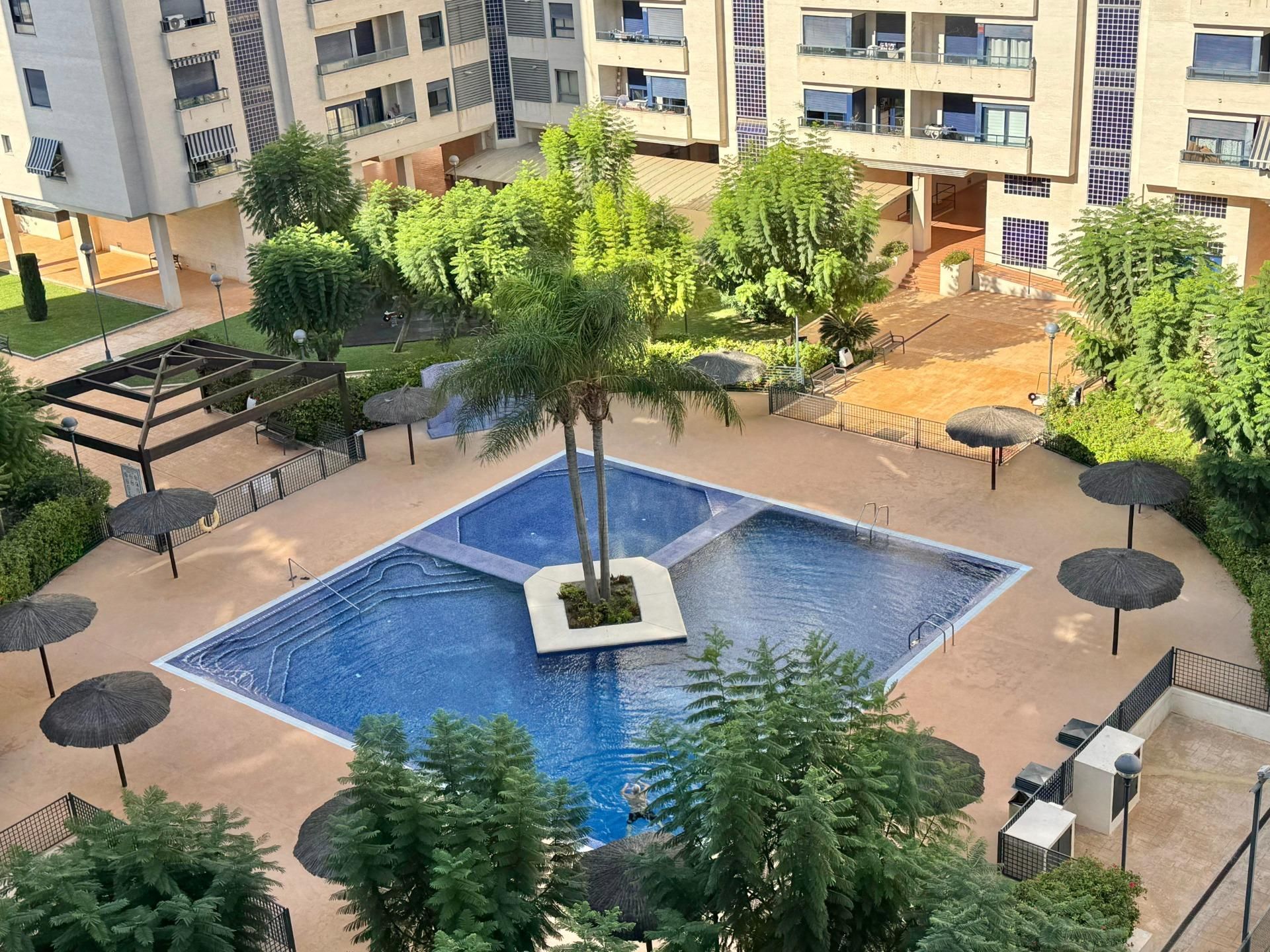 Piscina de Pis de lloguer en Alicante / Alacant amb Aire condicionat, Calefacció i Jardí privat